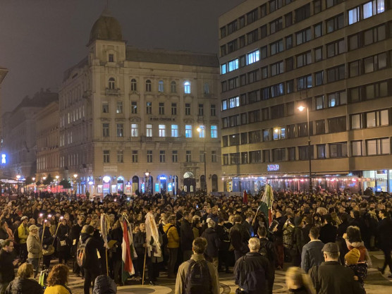 Egyházi tanintézetek dolgozói, diákjai tiltakoznak