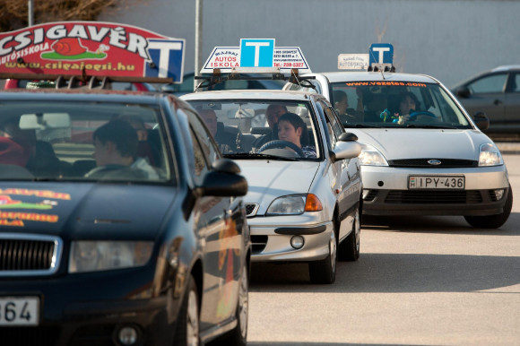 3 és félmilliárdot ad a gyermekvédelemben nevelkedett fiatalok jogosítványszerzéséhez a kormány