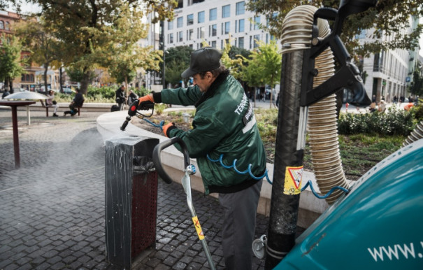 Munkába állnak a térgondnokok a Blahán, a Deák téren és a Kökin