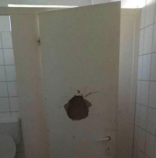 Magyar Péter fotókat küldött az állítólag felújítás alatti álló tiszadobi gyermekotthonról