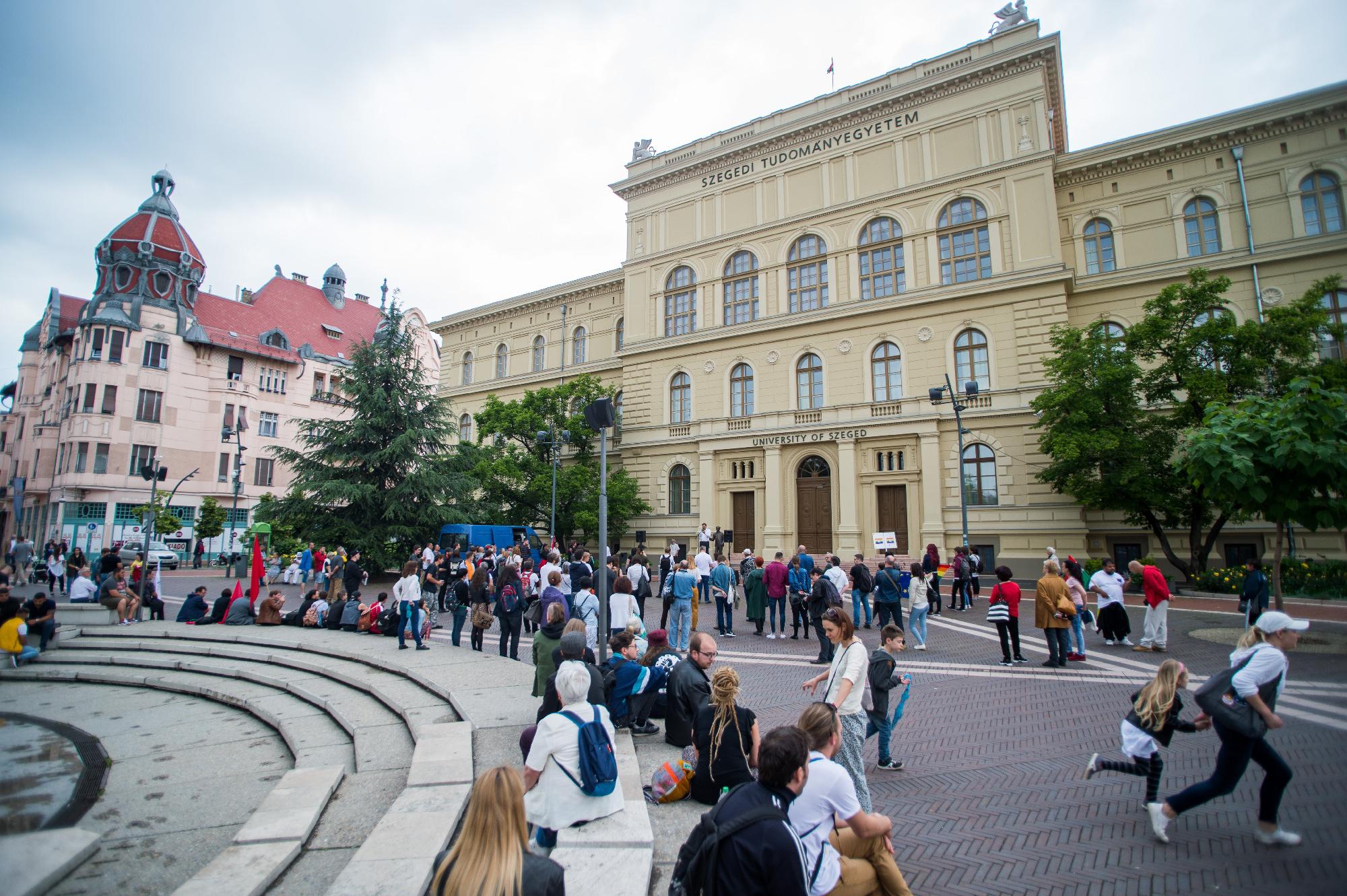 A Nemzeti Légió zászlóbontása Szegeden - Ellendemonstráci?