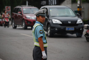 Civilek tiltakoznak amiatt, hogy sajtóhírek szerint kínai rendőrök érkezhetnek Debrecenbe