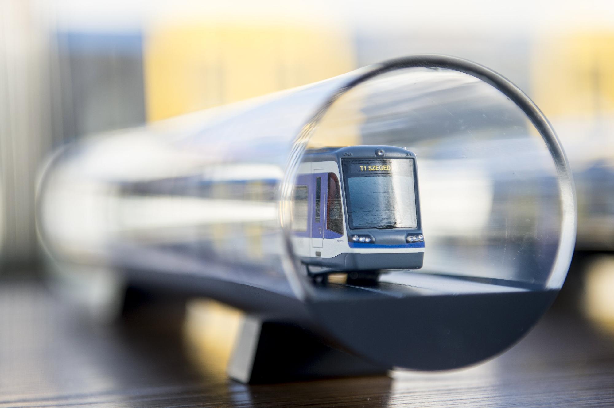 Bemutatták az első tram-train szerelvényt Szentesen 