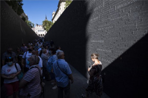 A Trianon-emlékmű friss, mai alkotás