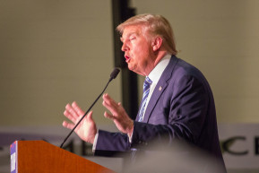 Eldördült a startpisztoly. Trump megússza?