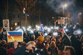 Több ezren tüntettek Putyin ellen az orosz nagykövetségnél