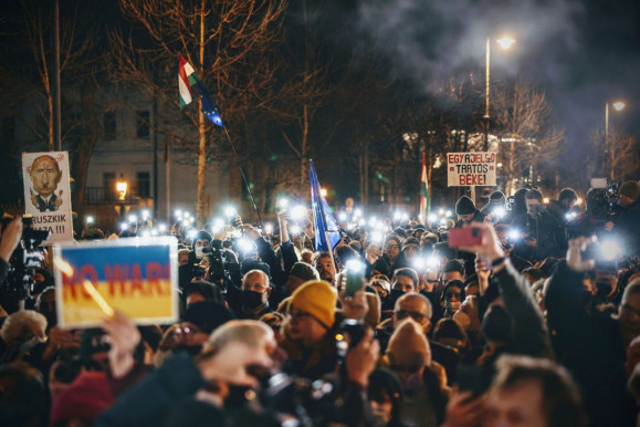Több ezren tüntettek Putyin ellen az orosz nagykövetségnél