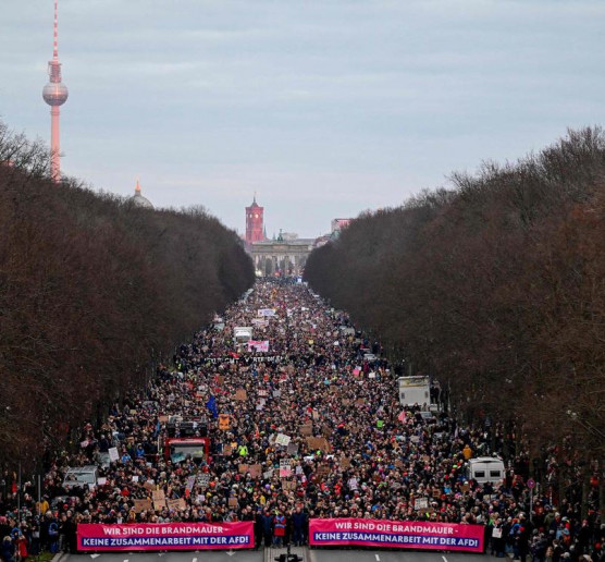 Negyedmillió ember tüntetett a német szélsőjobb és a kormánypárt közösködése miatt
