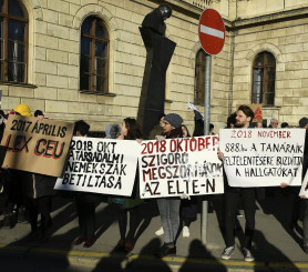 Csalással és felbujtással vádolja Palkovicsot a volt alkotmánybíró