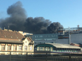 Óriási füst, égett egy emeletes ház Angyalföldön