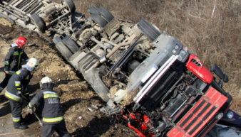 Karambolozott két kocsi, kiküldték a tűzoltókat, ők meg felborultak