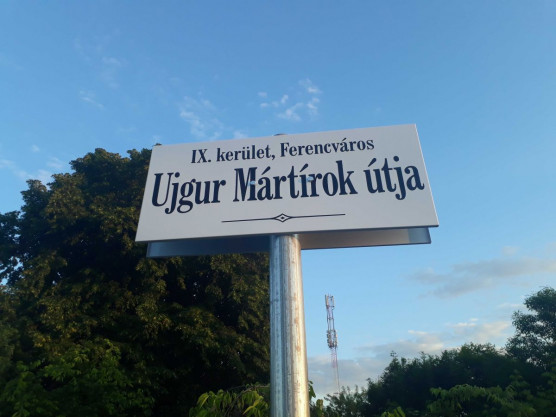 Baranyi: A kínai pártdelegációnak végig kell mennie az Ujgur Mártírok útján