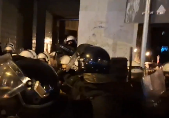 Gumibottal esett neki a rendőrség a tüntető diákoknak