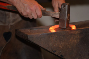 Üllő és kalapács között – Szénási Sándor jegyzete