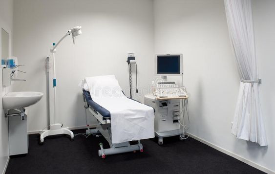 Minimum százan álltak sorba az utcán ultrahang-időpontért a józsefvárosi rendelő előtt reggel hétkor