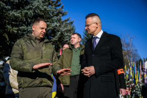 Magyar tüntetők fogadták Szijjártót Ungváron