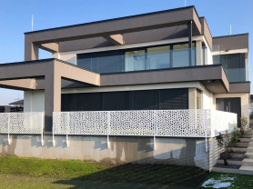 Kétes cégek, százmilliós uniós hitel, bölcsődék meg sehol