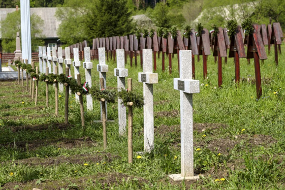 Jogerős: le kell bontani az úzvölgyi katonatemetőben a román katonák emlékére emelt betonkereszteket