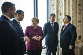 Merkel a V4-ekkel tárgyal, Orbánnal külön nem