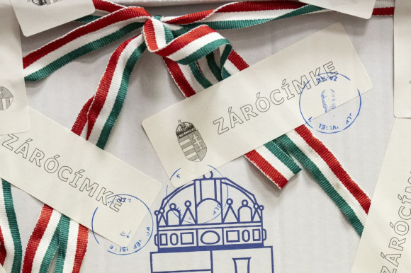 Kormányok megbuknak amúgy – Selmeci János jegyzete