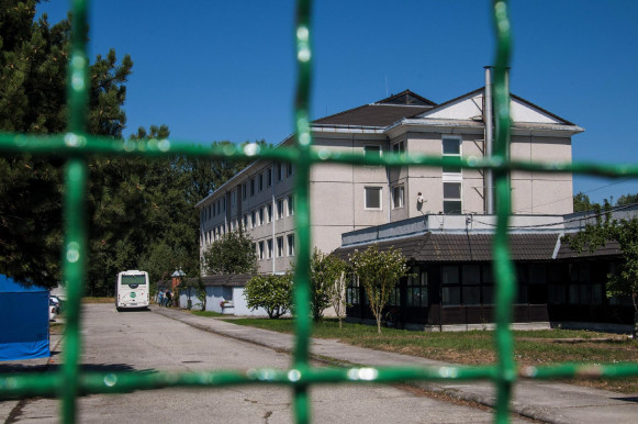 Koronavírusgyanú miatt karanténba került a vámosszabadi menekülttábor