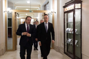 Várhelyi ígért, a bizottság átengedte