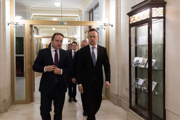 Várhelyi ígért, a bizottság átengedte