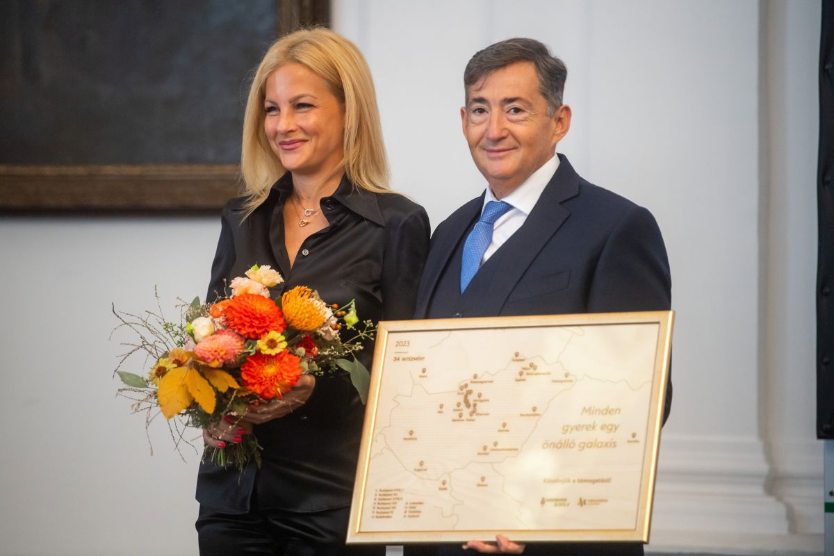 A tantermen kívüli világgal és a munka világával is össze