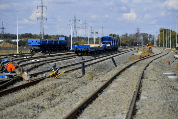 Szabad Európa: Mészáros Lőrinc cége több helyen kihagyta a vasat a vasbetonból a MÁV vonalain