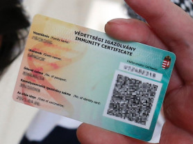 Hamis oltási igazolványok: 130 gyanúsítottat, egészségügyi dolgozókat is kihallgattak