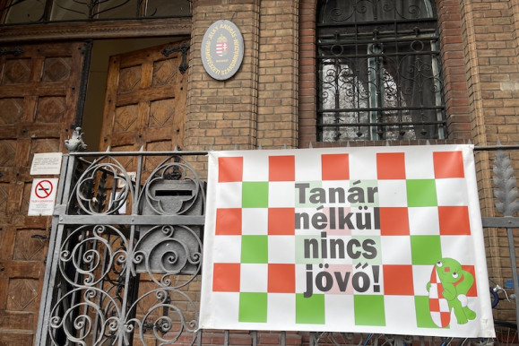 Egy jáki pedagógus hozzájut a túlórapénzéhez, a per precedenst teremthet