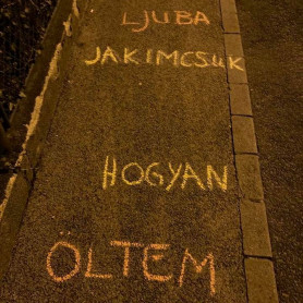 Ukrán költőnő Hogyan öltem című versét írták Orbán háza elé a költészet napjára