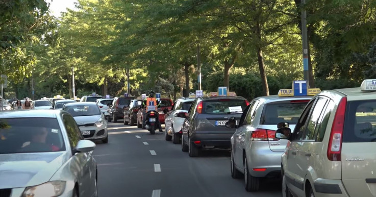 Vezetésoktatók demonstráltak az új adószabályozás miatt Szombathelyen