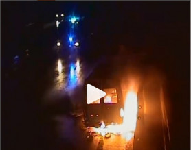 Kigyulladt a vándorszínészek furgonja a Kőröshegyi völgyhídon, profin mentették a felszerelést