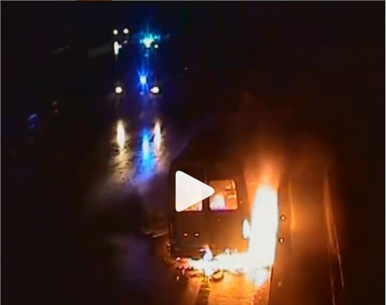 Kigyulladt a vándorszínészek furgonja a Kőröshegyi völgyhídon, profin mentették a felszerelést