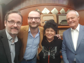 Bangó Margit és Medgyessy Péter, a nótakirálynő és a volt kormányfő a Világtalálkozóban