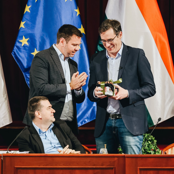 A Villamosdilemma társasjátékot kapta Vitézytől Karácsony