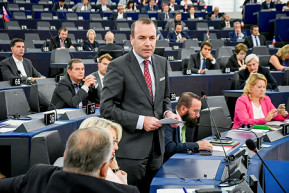 Baklövés, vagy stratégia – Mi van a Juncker-ellenes kampány mögött?