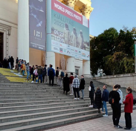 Dúró Dóra olyan remek reklámot csinált a World Press Photo kiállításnak, hogy még L. Simon is hálás neki