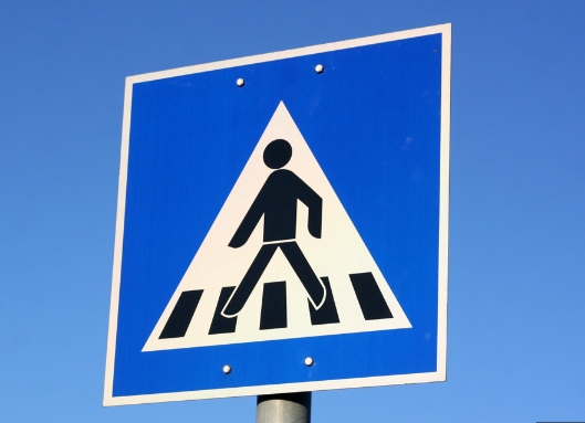 Videón, ahogy fényes nappal elcsapnak egy nőt a zebrán a XVII. kerületben